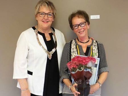 Ordfører Inger Løite kunne overrekke Norges Vels medalje og diplom til Gerd Turid Frøyna