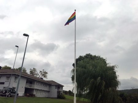 Regnbueflagget vaier ved kommunehuset i Gjerstad