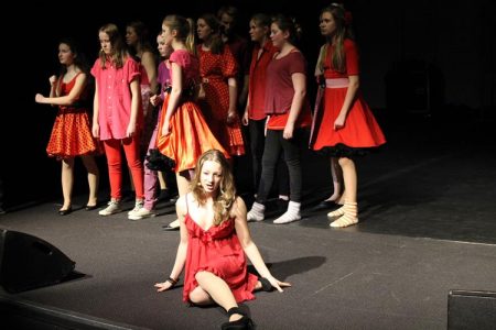 Tyra Felberg Valle under en oppsetning i Risør ungdomsteater