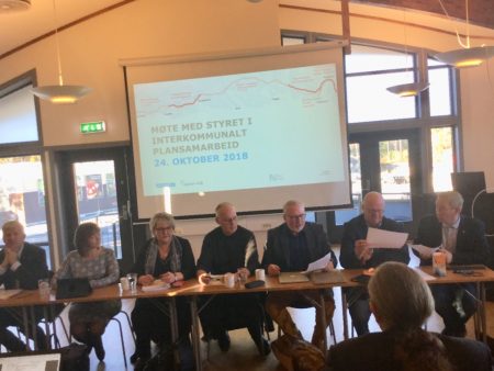 Styringsgruppen for ny E18 er samlet på Brokelandsheia i dag