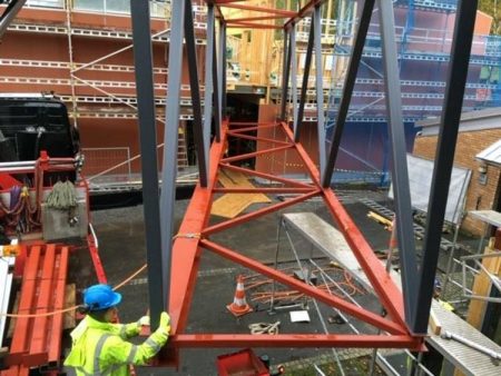 Gangbrua mellom skolebyggene på Abel ble heist på plass denne uka. Foto: Abel Ungdomsskole.