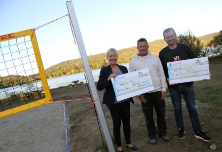 Østre Agder Sparebank og YX Gjerstad sponser Stea Vel med til sammen 37 500,- kroner. Leder i foreninen, Lars Fredrik Wroldsen er storfornøyd med de generøse bidragene.