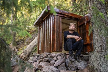 Marius Nergård Pettersen er på jakt etter hemmelige hytter i Gjerstad