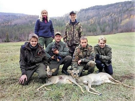 Poul Andre Petersen med hunden Morkheias Kasper, Espen Dalen og Tommy Langmyr med hvert sitt rådyr og Ommund Røed. Bak Camilla Karlsen og Anders Halvorsen. Foto: Poul Harald Petersen.