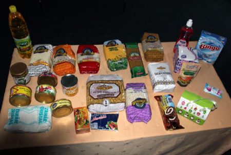 Eksempel på matvarer som foreningen Norge-Moldova kjøper inn og deler ut til trengende. Foto: Privat.
