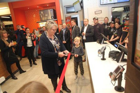 Ordfører Inger Løite stod for ettermiddagens snorklipping på Burger King Brokelandsheia