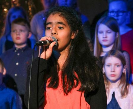 Fra fjorårets juleforestilling i Gjerstad kirke. Foto: Gjerstad skole.
