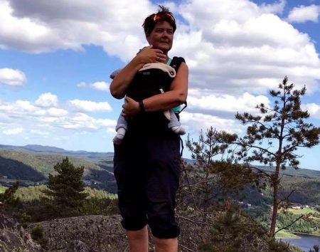 Anne Njerve Fjærbu er årets "Regnfjella-dronning" 2018. Her med barnebarnet Jonas på utsiktspunktet i fjor sommer. Foto: Facebook.