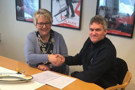 Thoralf Sletten og ordfører Inger Løite signerte i dag kjøpekontrakt. Foto: Gjerstad kommune.