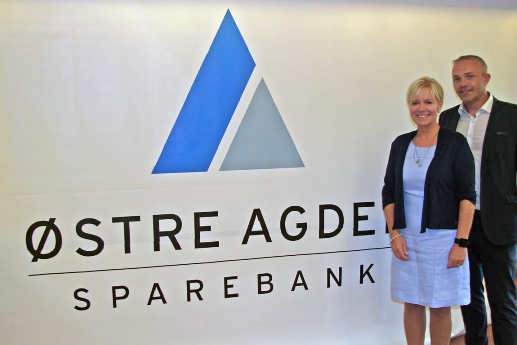 Østre Agder leverer et solid overskudd for 2018. Banksjef Nina Holte og markedssjef Jan Birger Stebekk kan smile hele veien til banken..:-) Arkivfoto.