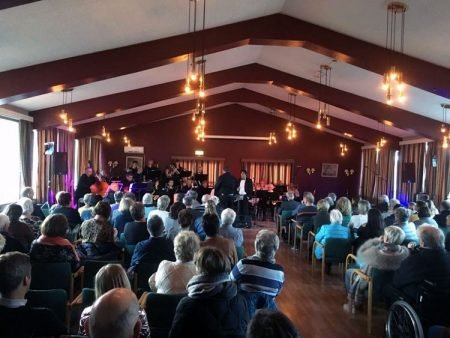 Gjerstad Storband og Evjekoret trakk fullt hus under sin konsert på Evje.
