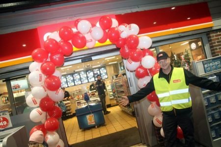 Circle K-innehaver Dag Øygarden utvider tilbudet på Brokelandsheia. Bildet er fra åpningen av Circle K Brokelandsheia i 2016.