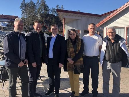 FrP-politikerne Halvard Skaaland, Sivert Bjørnstad, Jans Steinar Engeli Johansen, Heidi Merethe Thoresen, Tor Arne Støa og Jan Fred Pedersen møttes forleden på Lyngrillen for å diskutere eiendomsskatt i Gjerstad.