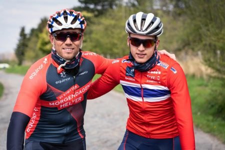 Thor Hushovd ga Magnus Sørbø nyttige tips foran brosteinsrittet i Frankrike. Foto: Lars H. Doksæter.