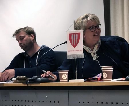 Varaordfører Knut Erik Ulltveit og ordfører Inger Løite under kveldens kommunestyremøte.