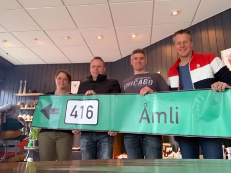 Dette er de ansvarlige for gårsdagens mye omtalte aprilspøk, Anne Grete Grunnsvoll, Per Tellefsdal Sunde, Thoralf Sletten og Ånon Ausland. Foto: Privat.