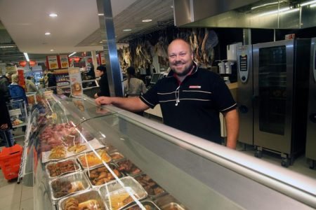 Tore Solstad ønsker velkommen til årets påskehandel.