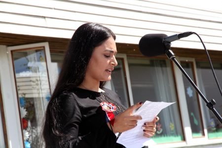 Zainab Yousefi holdt tale for dagen.