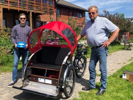 Markedsansvarlig Nicolai Hemmings og Dag Aasbø hadde med seg en flott elsykkel i gave til Gjerstad omsorgssenter.