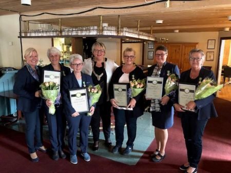 Banksjef Nina Holte, Liv Marit Valle, Mari-Anne Valle Haugestøl, ordfører Inger Løite, Jorunn Ulltveit, Karen Vegerstøl og Lillian Nes. Foto: Privat.