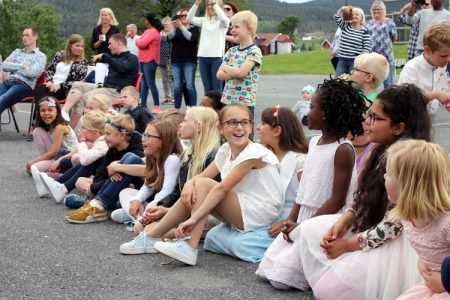Elevene ved Gjerstad skole hadde grillfest for å markere slutten på skoleåret.