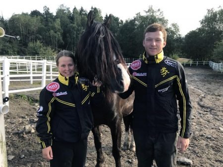 Stine Birkeland og Per Vetle Kals er kollegaer på stallen til Øystein Tjomsland i Kr.sand. Foto: Richard Ekhaugen.