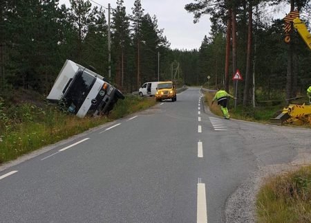 Denne polske lastebilen kjørte av veien ved Gryting søndag kveld. Foto: Tipser.