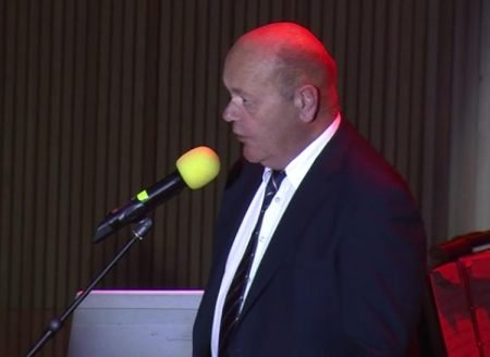 Jens-Jacob Aasbø trollbandt publikum under åpningen av Torbjørnshall lørdag ettermiddag.