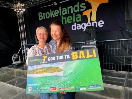 Karin Dalane Toivonen (t.h) vant årets hovedgevinst under Brokelandsheiadagene. Vibeke Maria Andersen (t.v) blir reisefølge på turen.