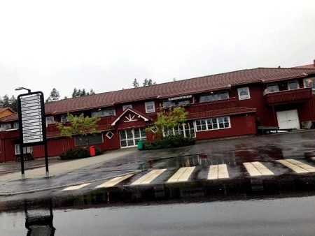 De mange tilbudsplakatene er nå borte fra fasaden på KongKurs-bygget.