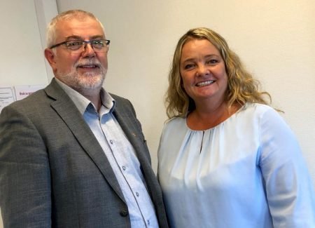 Jon-Olav Strand, fylkesordfører og Torunn Ostad, opposisjonsleder i Aust-Agder fylkeskommune.