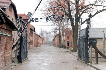 Ungommer fra Gjerstad på tur til konsentrasjonsleieren Auschwitz kan nå søke statlig støtte til reisen. Innbyggerne i Gjerstad kan se frem til lavere eiendomsskatt. Illustrasjonsbilde: Depositphotos.com