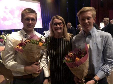 Magnus og Halvor Sørbø sammen med fylkesordfører Gro Bråten.