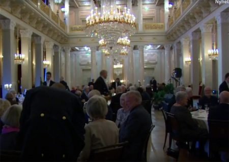 Olav Smestad kunne hygge seg med te og engelske scones på slottet i Oslo i ettermiddag. Skjermdump: TV2
