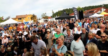 Det var god stemning foran scenen ved flere anledninger under årets Brokelandsheiadager.