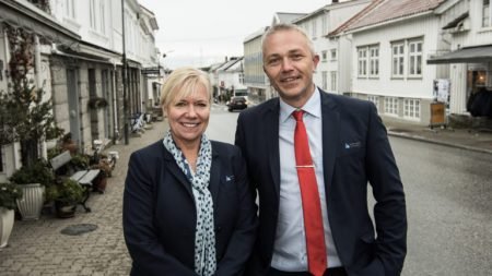 Nina Holte og Jan Birger Stebekk i Østre Agder Sparebank. Foto: Tore Myrberg.