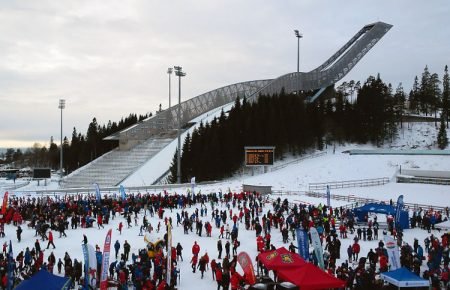 Det er folksomt i Holmenkollen under Oslo skifestival