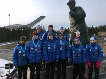 Her er gjengen fra Gjerstad ved kongestatuen i Holmenkollen. Foto: Ånon Ausland.