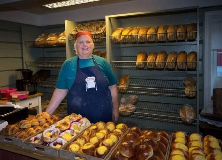 Grethe Dalens bedrift Gjerstadbakeren er med i konkurransen om å bli "Årets Bakeri 2020". Foto: Facebook.