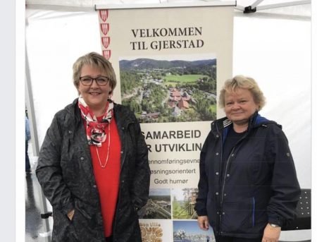 Ordfører Inger Løite og rådmann Torill Neset. Foto: Gjerstad kommune.