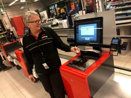 Torill Torgrimsen har full kontroll på det nye kassesystemet og bistår gjerne alle som måtte trenge litt assistanse.