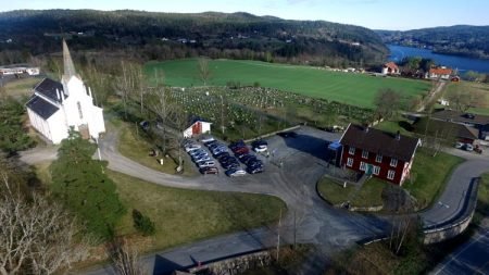 Vi talte 24 fremmøtte biler til kveldens gudstjeneste utenfor Gjerstad kirke.