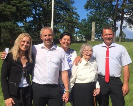 Adina Limyr er her avbildet sammen med fire av fem barnebarn i forbindelse med 100-årsdagen i 2016.