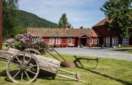 Det er vakre omgivelser på Holmen Gård. Foto: Facebook