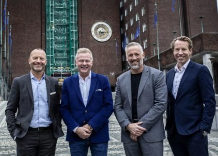 SIGNERER AVTALE: Fra venstre, Peter Fellman, direktør for Di-gruppen, Trond Valle fra Estate Media, Peter Lingmerth, sjef for Fastighetsnytt og Anders Eriksson fra Bonnier News. Foto: Marte Gjærde/Estate Media