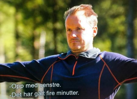 Det ble en tøff fight i melkespannholding som avgjorde kampen mellom kveldens utfordrere i Farmen. Skjermdump: TV2