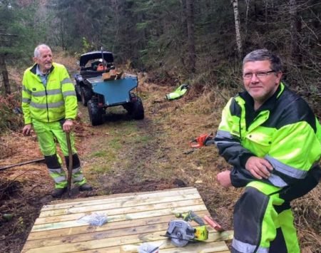 Kjell Bråten og Tom Westberg holder på med en av tre nye broer på stiene til Regnfjella. Foto: Bodil Haugen.