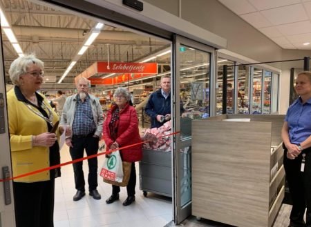 Ordfører Inger Løite kunne i dag offisielt gjenåpne Vinmonopolet på Brokelandsheia. Foto: Siri Linn Lunden.