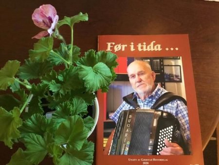 Sigmund Såmundsen pryder forsiden av årets «Før i tida». Foto: Ragnhild Løvdal