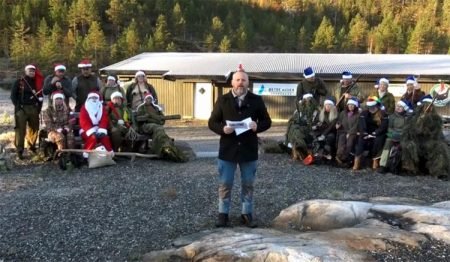 Deltakere i Gjerstadrevyen kommer med ny adventskalender i år. Foto: Facebook.